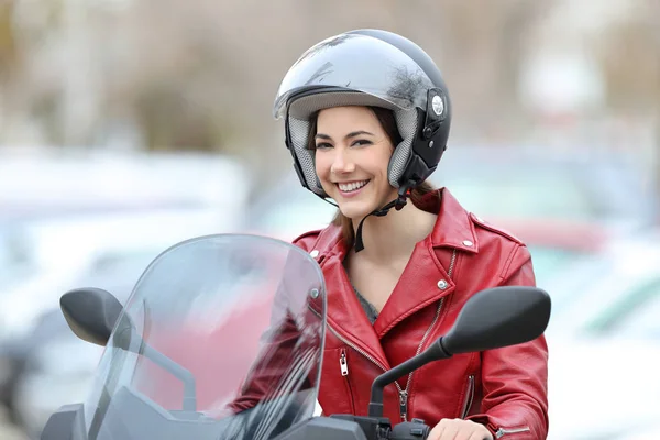 Happy biker on a motorbike looking at you — Stock Photo, Image