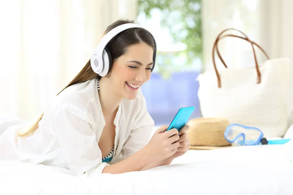 Happy hotelový host poslechu hudby na dovolenou — Stock fotografie