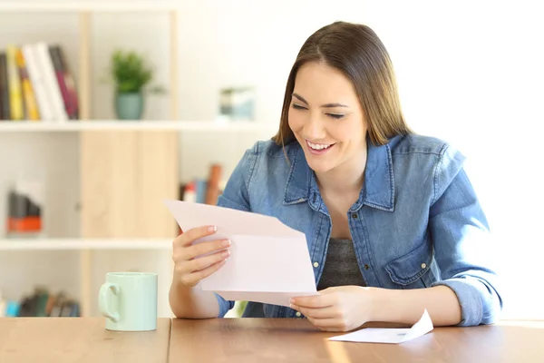 Wanita bahagia membaca surat di rumah — Stok Foto