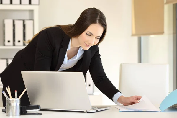 Büroangestellte beim Online-Vergleich von Dokumenten — Stockfoto