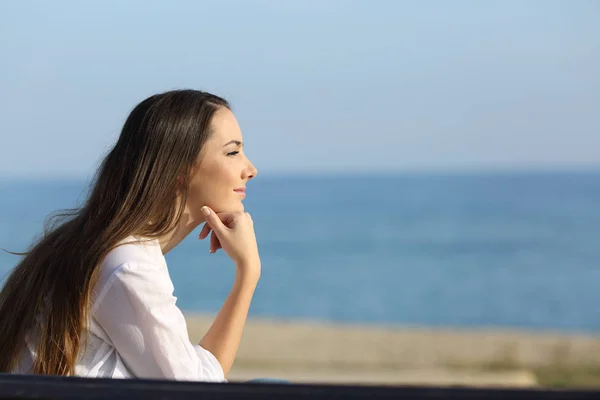 Nachdenkliche Frau freut sich am Strand — Stockfoto