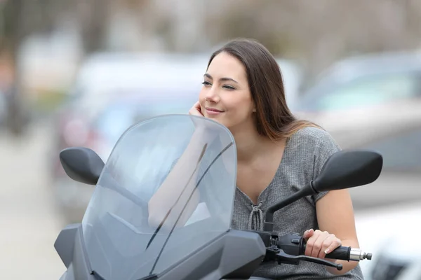 Motociclista relaxado em sua moto pensando — Fotografia de Stock