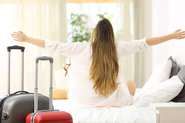 Traveler celebrating vacations in an hotel room — Stock Photo, Image