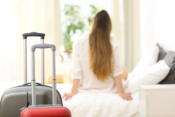 Voyageur relaxant dans une chambre d'hôtel — Photo