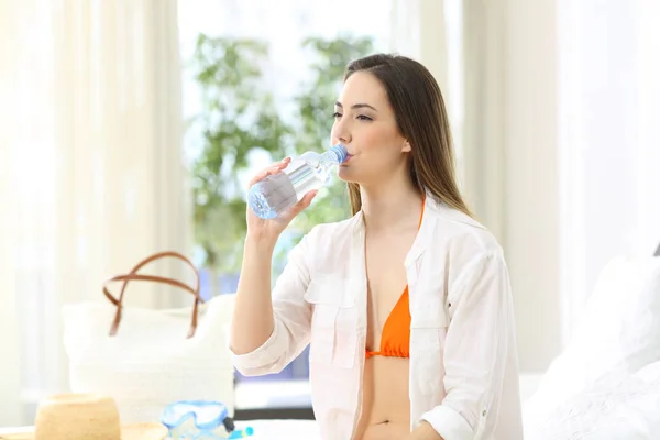 Wanita minum air dari botol dalam liburan — Stok Foto