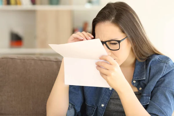 Mulher com problemas de visão para ler uma carta — Fotografia de Stock
