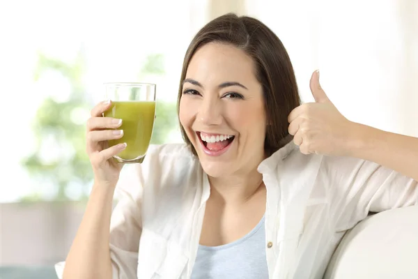Женщина держит овощной сок с большими пальцами вверх — стоковое фото