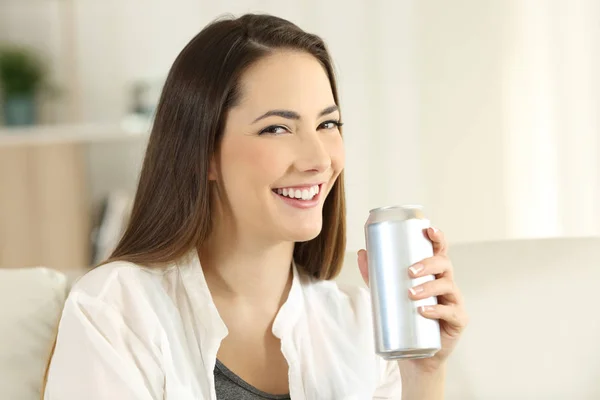 Mulher segurando um refresco pode olhar para você — Fotografia de Stock