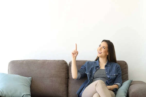 Vrouw op een bank boven te wijzen — Stockfoto