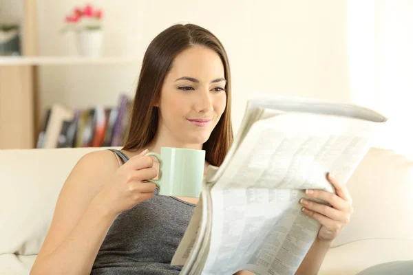 Жінка читає газету вранці — стокове фото