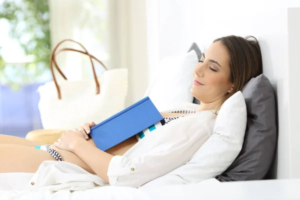 Wanita tidur dengan buku di kamar hotel — Stok Foto
