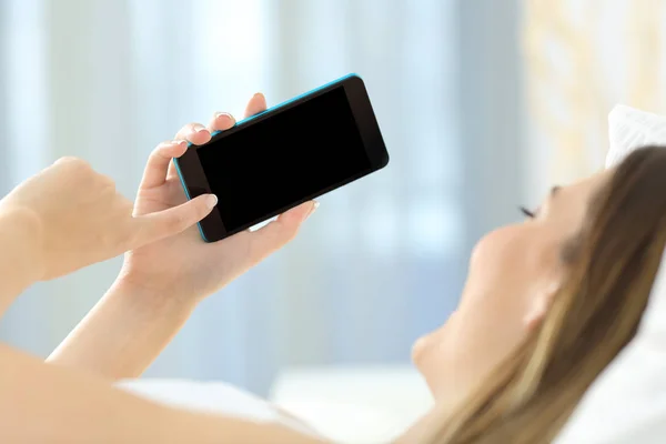 Žena používající telefon zobrazení prázdné obrazovky — Stock fotografie