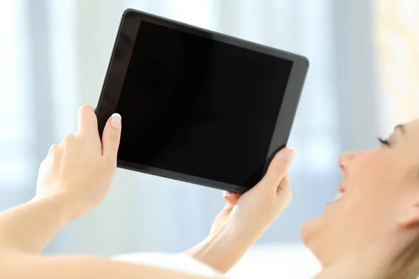 Femme utilisant une tablette montrant un écran vide — Photo