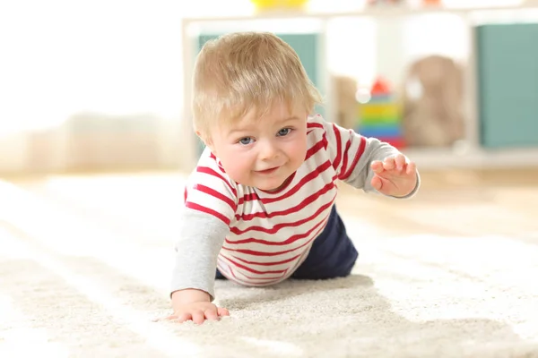 Baby krabbelt auf dem Boden auf Kamera zu — Stockfoto