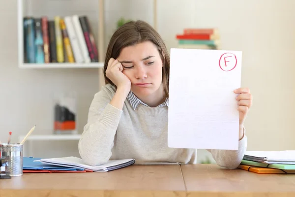 Trist studerende viser mislykket eksamen - Stock-foto