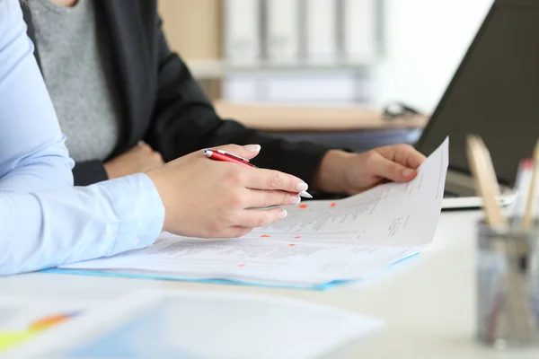 Twee kantoorpersoneel over documenten — Stockfoto