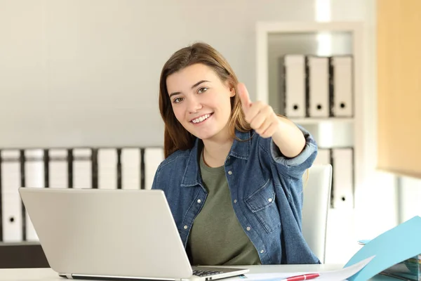 Ικανοποιημένοι intern με τους αντίχειρες επάνω στο γραφείο — Φωτογραφία Αρχείου