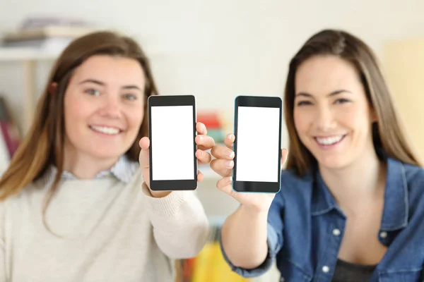 Δύο μαθητές δείχνοντας έξυπνα τηλέφωνα οθόνης — Φωτογραφία Αρχείου