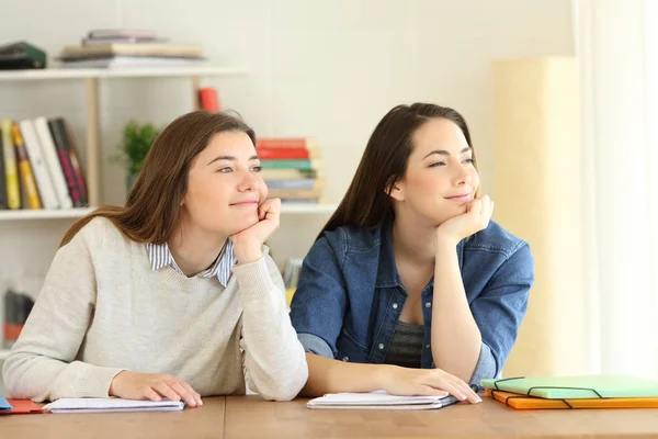 Two students dreaming looking at side — Stock Photo, Image