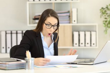 Ofis çalışanı satış raporu okurken hayrete