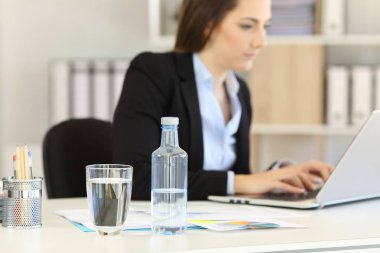 Şişe suyu bir ofis işyeri