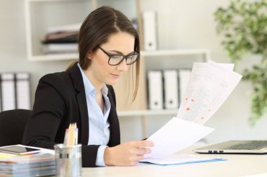 Ofis çalışanı kağıt belgelerin incelenmesi