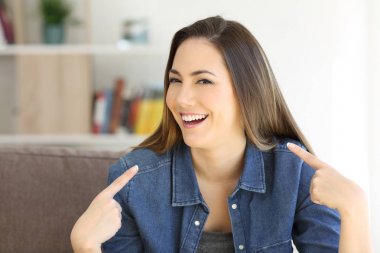 Gurur kız kendini kameraya bakarak işaret