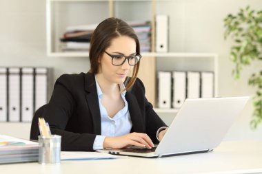 Çevrimiçi bir bilgisayarla çalışıyorsanız tek ofis çalışanı
