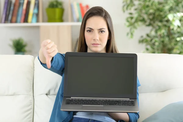 Anwry vrouw toont een lege laptop scherm — Stockfoto