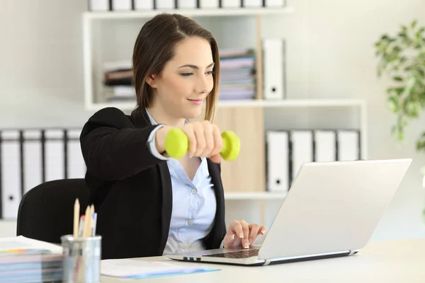 Führungskräfte üben und arbeiten im Büro — Stockfoto