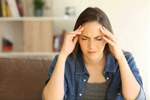 Femme se plaignant de migraine à la maison — Photo