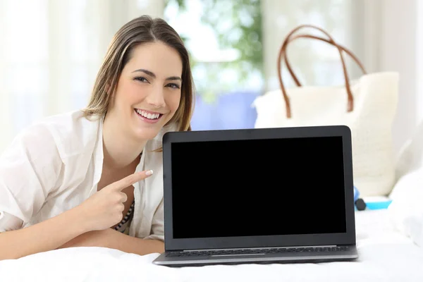 Hotellgäst visar en tom laptop skärm — Stockfoto