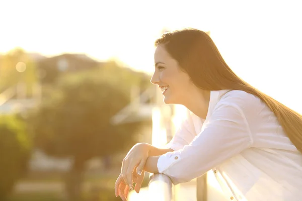 Profil šťastná žena, koukal balkóně — Stock fotografie