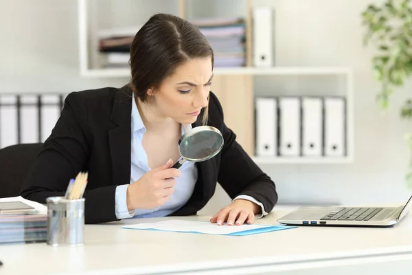 Ejecutivo sospechoso analizando meticulosamente un documento — Foto de Stock