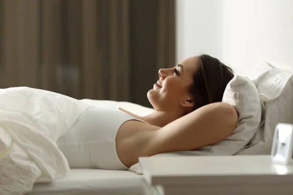 Mulher relaxante dormindo em casa à noite — Fotografia de Stock