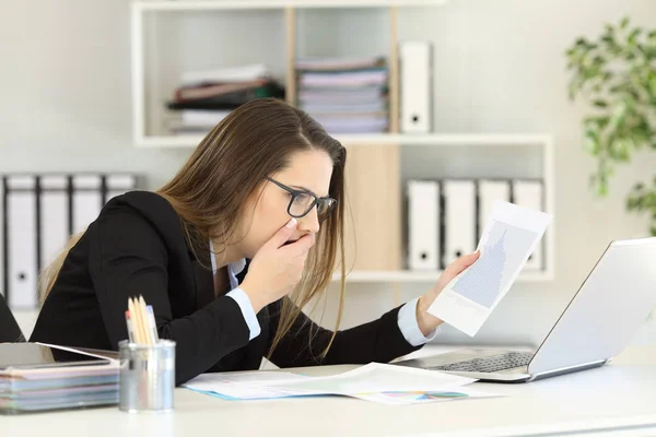 Bezorgd uitvoerend omzetgroei grafiek controleren — Stockfoto