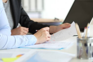 Ofis çalışanı bir masaüstünde coworking eller