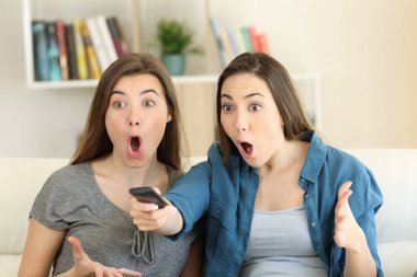 Evde TV izlerken iki hayran arkadaş