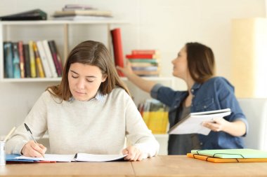 İki üniversite öğrencilerin evde eğitim