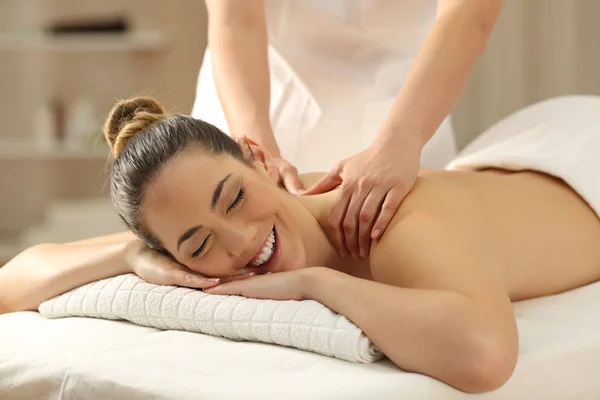 Mulher feliz recebendo uma massagem em um spa — Fotografia de Stock