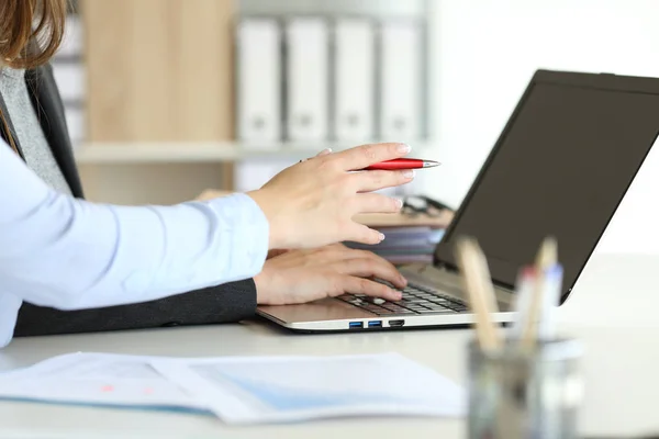 Mãos executivas trabalhando online com um laptop no escritório — Fotografia de Stock