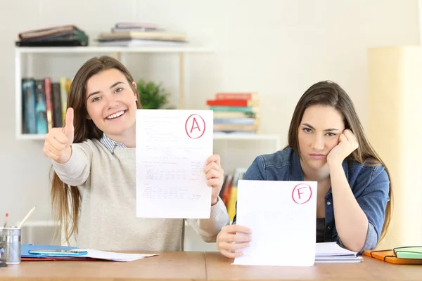 Estudantes com exames aprovados e falidos olhando para você — Fotografia de Stock