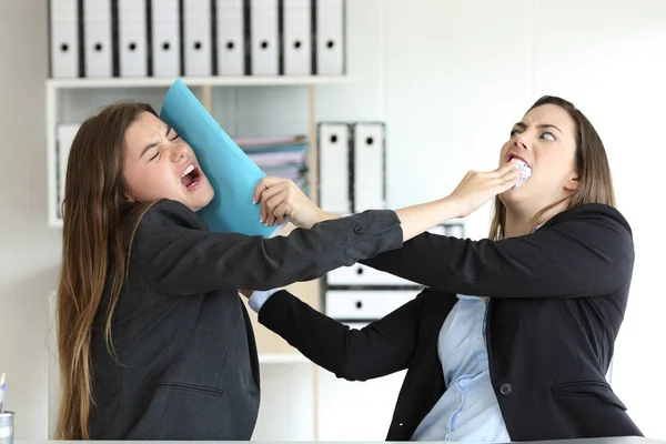 Dois executivos furiosos lutando no escritório — Fotografia de Stock