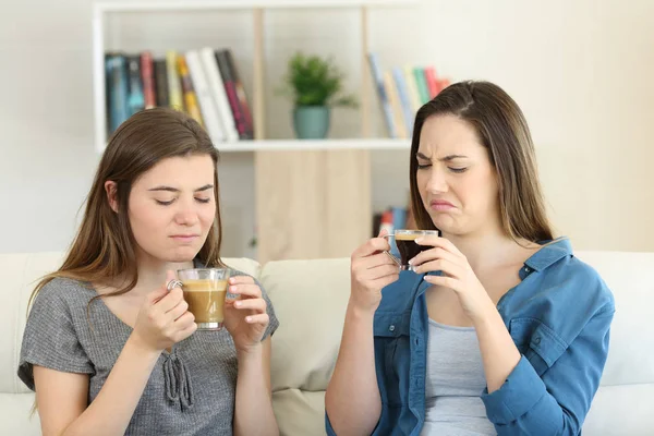 Два друга пьют кофе с плохим вкусом — стоковое фото