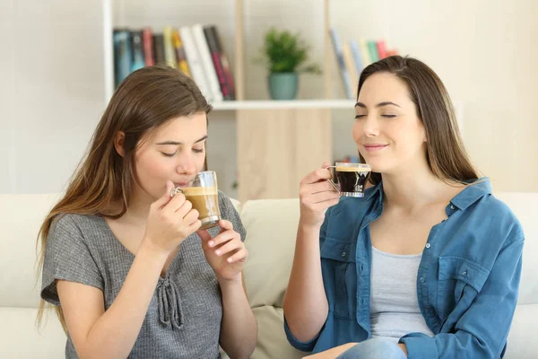 İki arkadaş evde kahve fincan zevk — Stok fotoğraf