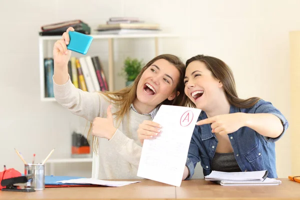 İki öğrenci sınav onay kutluyor — Stok fotoğraf