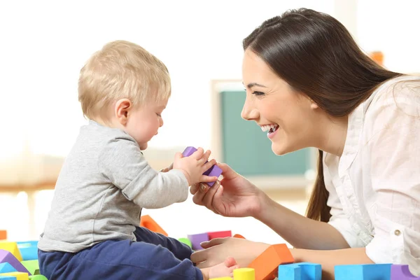 Mother and son playing on the floor — Stock Photo, Image