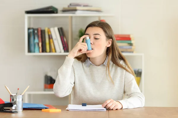 Za pomocą inhalatora astmy w domu studenta — Zdjęcie stockowe