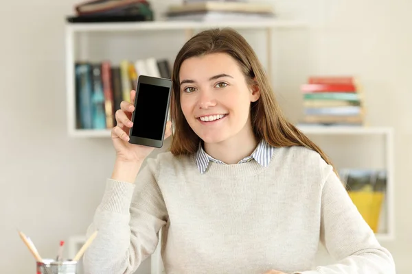 Siswa menampilkan layar telepon pintar kosong di rumah — Stok Foto