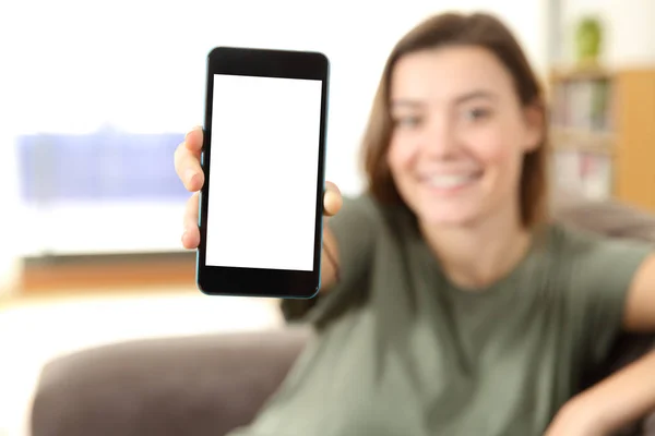 Adolescente mostrando uma tela de telefone inteligente em branco em uma casa — Fotografia de Stock